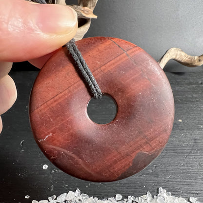  Pi-Stein Anhänger aus rotem Tigerauge mit schwarzem Band | Happy Minerals