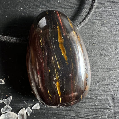 Tigereisen | Detailansicht | glänzende Oberfläche | Bergkristall-Splitter | Happy Minerals