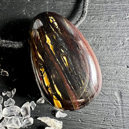 Tigereisen | Lichtreflexion | changierende Farben | auf Holzuntergrund | Happy Minerals