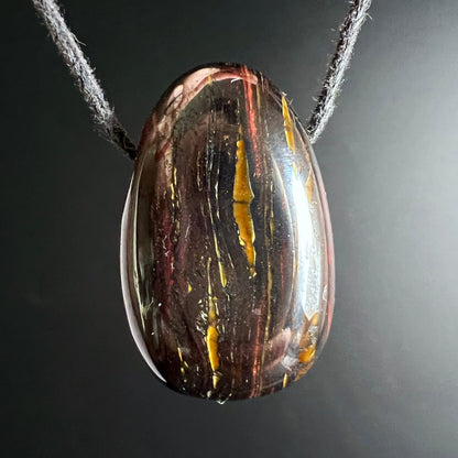 Tigereisen | Nahaufnahme | goldene Streifen | rotbraune Maserung | Namibia | Happy Minerals
