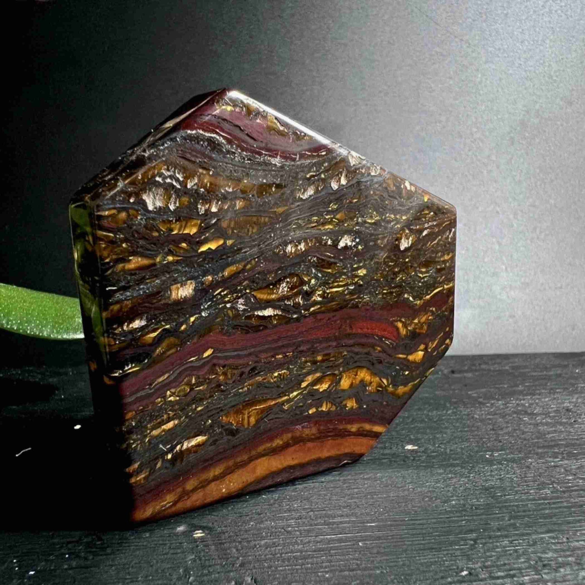 Tigereisen Platte stehend mit goldenen und roten Bändern | Namibia Unikat | Happy Minerals