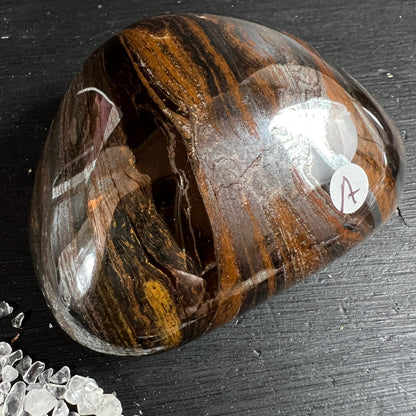 Tigereisen Handschmeichler | Variante A | dunkle Bänderung | violette Nuancen | Happy Minerals