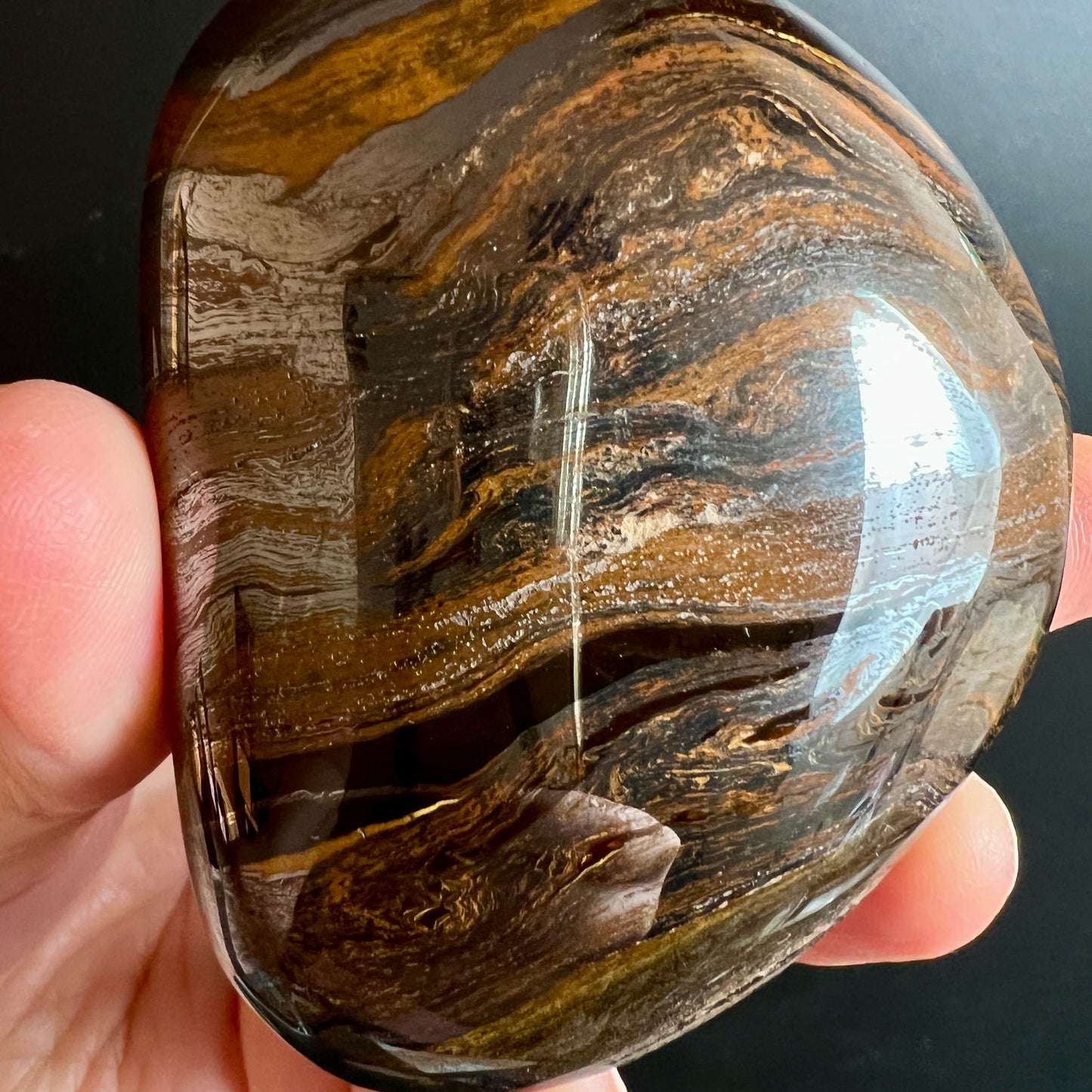 Tigereisen in Hand gehalten | Variante A | seidiger Glanz | braun-goldene Wellen | Happy Minerals