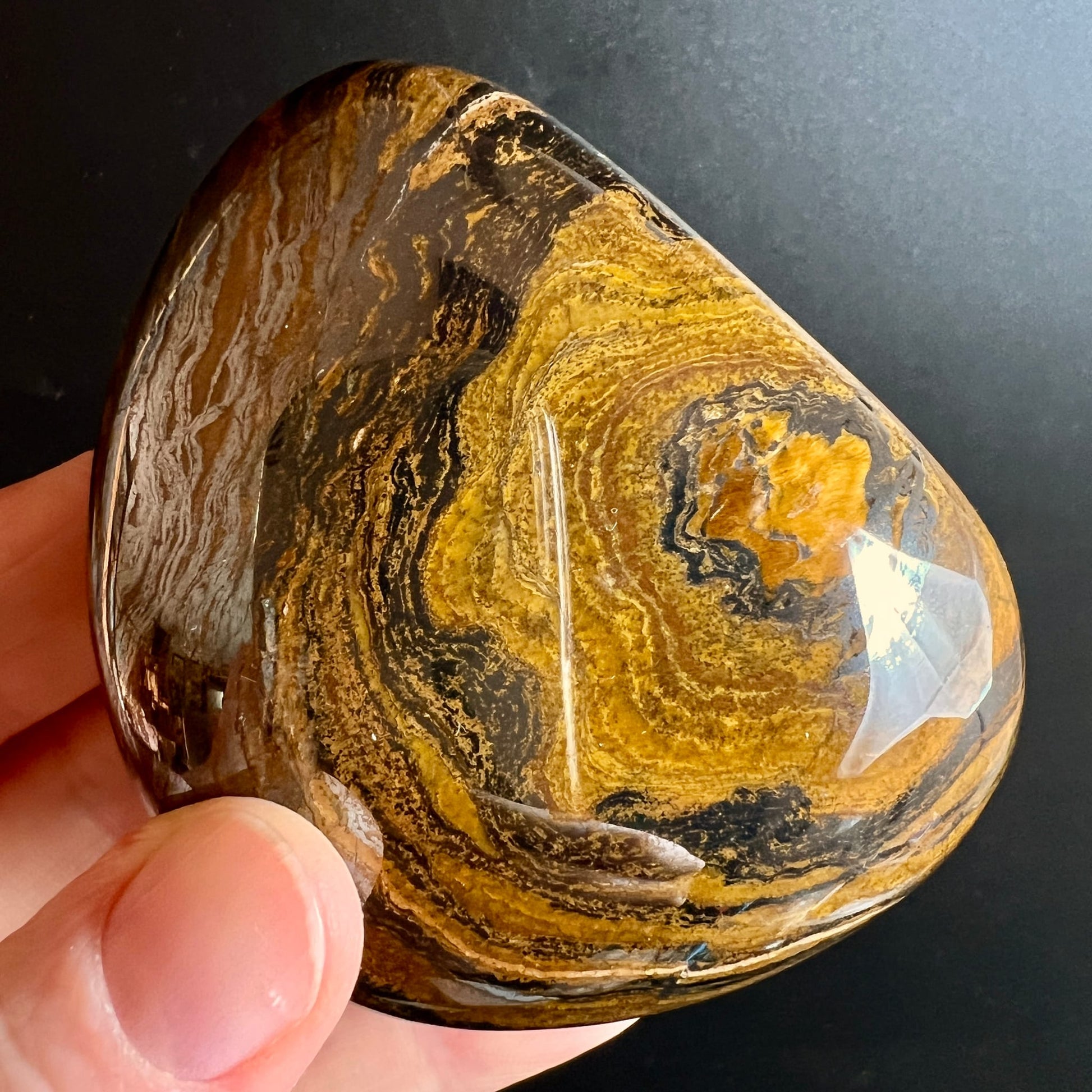 Tigereisen Detailansicht | Variante B | goldgelbe Streifen | organische Formen | Happy Minerals