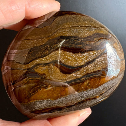 Tigereisen in Handfläche | Variante C | seidig glänzend | warme Brauntöne | Happy Minerals