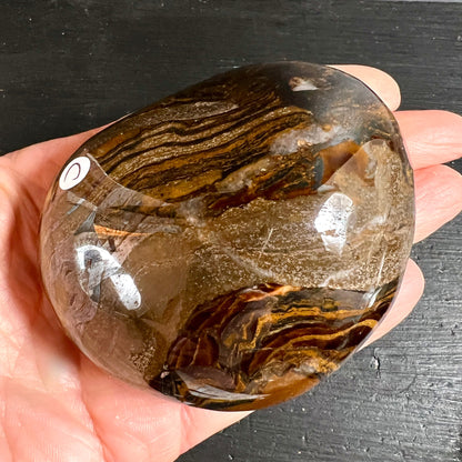 Tigereisen Nahaufnahme | Variante C | feine Bänderung | erdige Farbverläufe | Happy Minerals