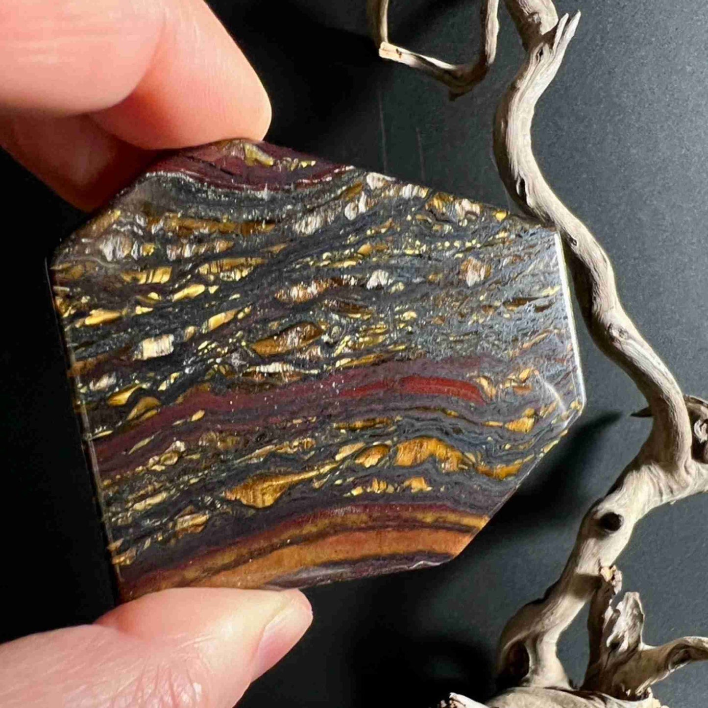 Tigereisen Scheibe in Hand zeigt Größe 67mm | Polierte Oberfläche | Happy Minerals