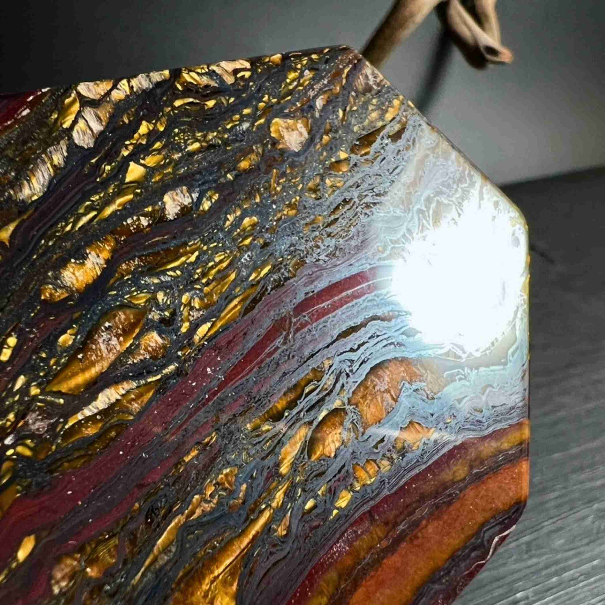 Tigereisen poliert Detailaufnahme der goldenen Streifen | Seidenglanz | Happy Minerals