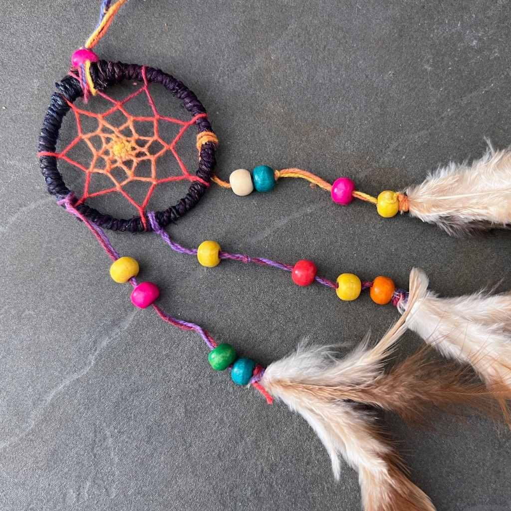 Traumfänger Detail | schwarzer Rand | oranges Netz | bunte Holzperlen | Federn natürlich | Happy Minerals