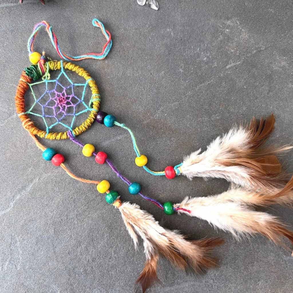 Bunter Traumfänger | gelb-orange Rand | regenbogen Netz | drei Federstränge | Nepal Handwerk | Happy Minerals