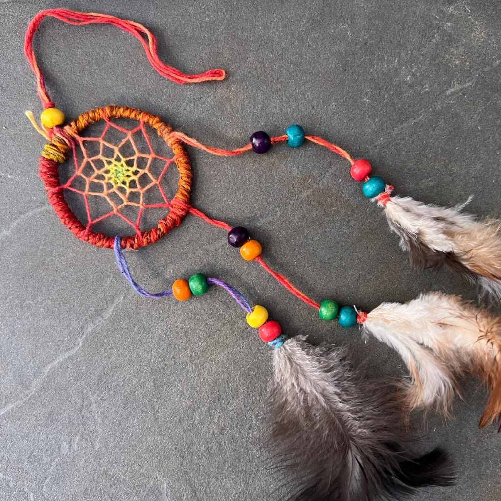 Traumfänger Nahaufnahme | rot-orange Rand | gelbes Zentrum | Hanf Regenbogen | Federschmuck | Happy Minerals