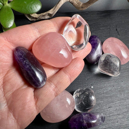 Trommelsteine in Hand | Rosenquarz Amethyst Bergkristall | Größenvergleich | Natürliche Schönheit | Happy Minerals