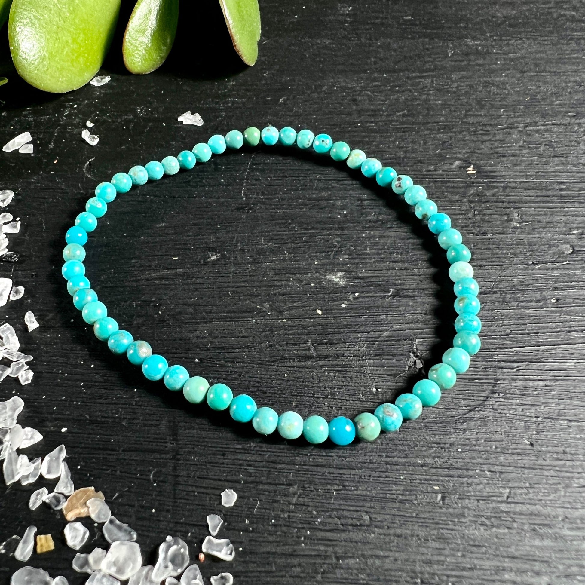 Türkis Armband | runde Perlen | USA Stein | dunkle Holzoberfläche | Lime Wedges | Kristalle | Happy Minerals