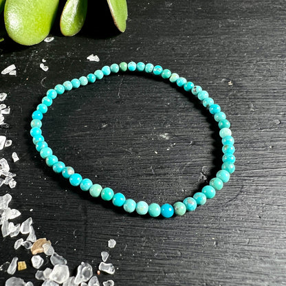 Türkis Armband | runde Perlen | USA Stein | dunkle Holzoberfläche | Lime Wedges | Kristalle | Happy Minerals