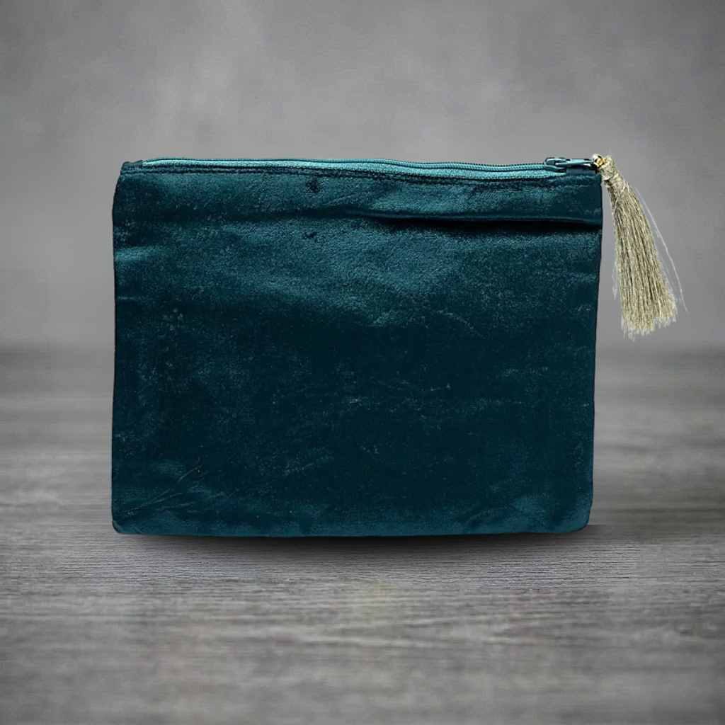 Elegante türkise Samttasche | Rückseite | weiche Textur | goldener Quasten-Anhänger | Happy Minerals