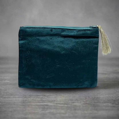 Elegante türkise Samttasche | Rückseite | weiche Textur | goldener Quasten-Anhänger | Happy Minerals
