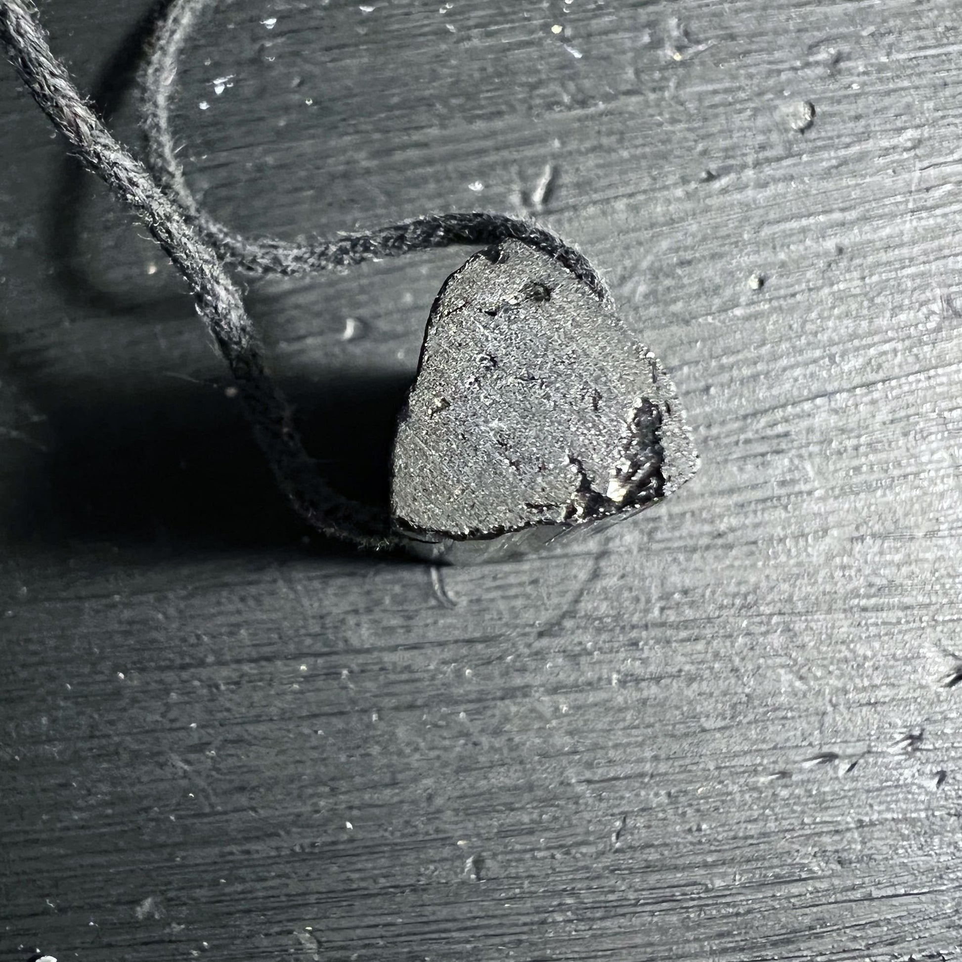 Turmalin Anhänger natürliche dreieckige Kristallform Detail