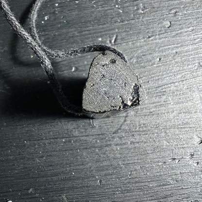 Turmalin Anhänger natürliche dreieckige Kristallform Detail