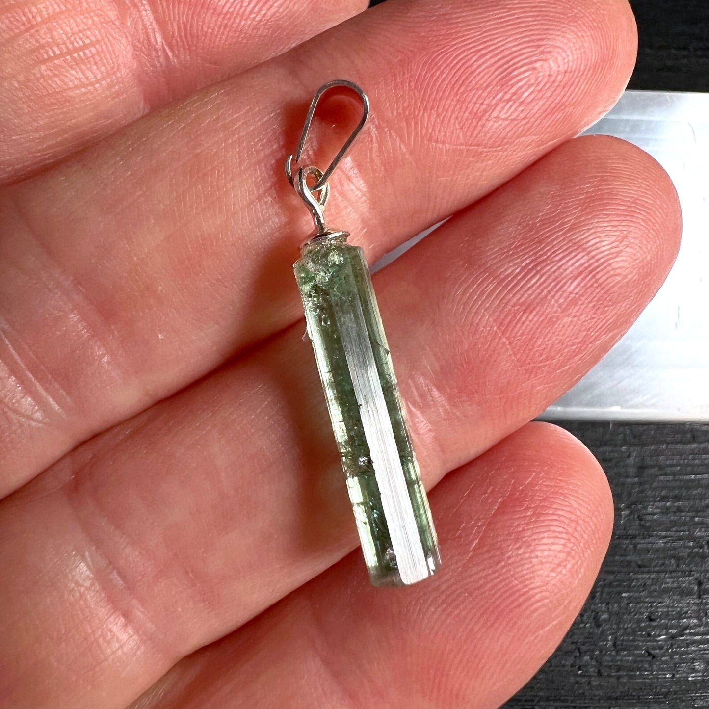 Turmalin | Anhänger | fertig | Silberöse | Handfläche | Größenvergleich | Unikat | Happy Minerals