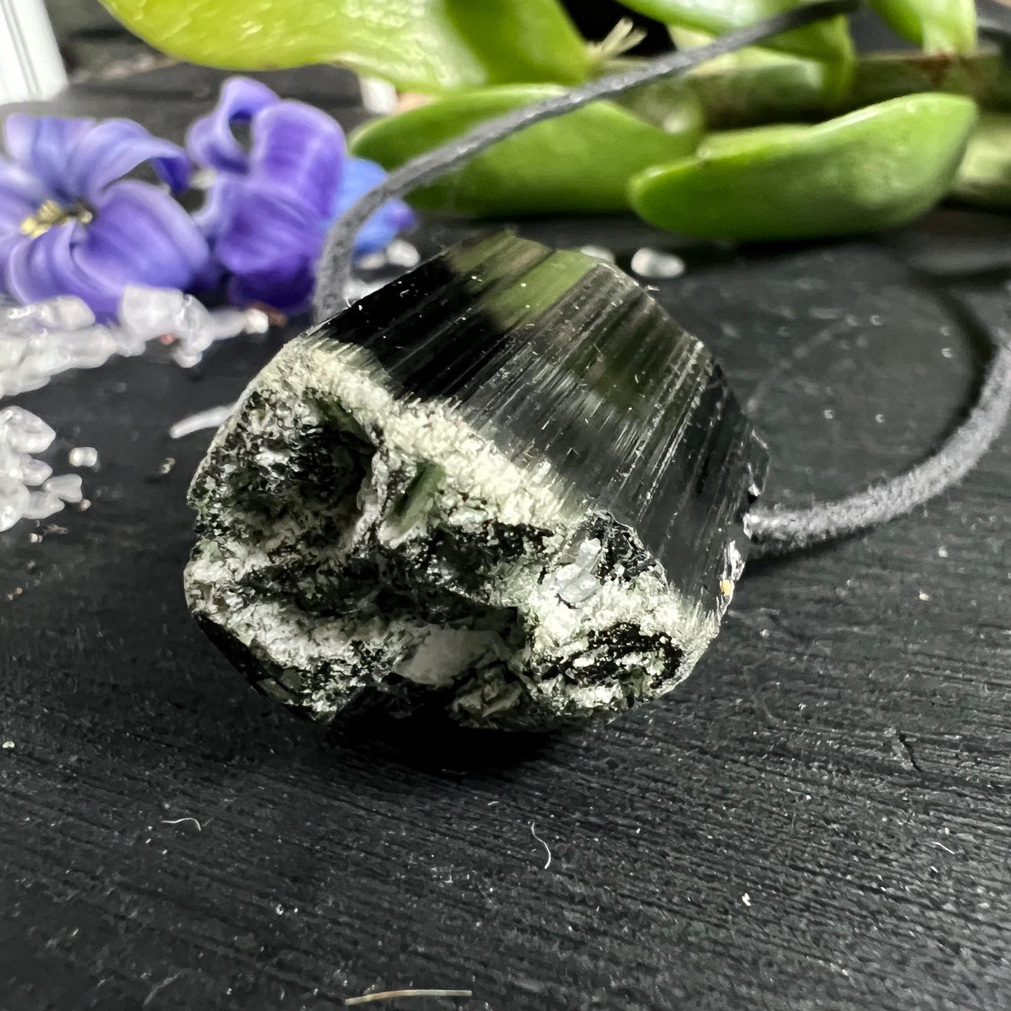 Turmalin Anhänger roh | schwarze grüne Farbnuancen | natürliche Oberfläche | Pakistan Kristall | Happy Minerals