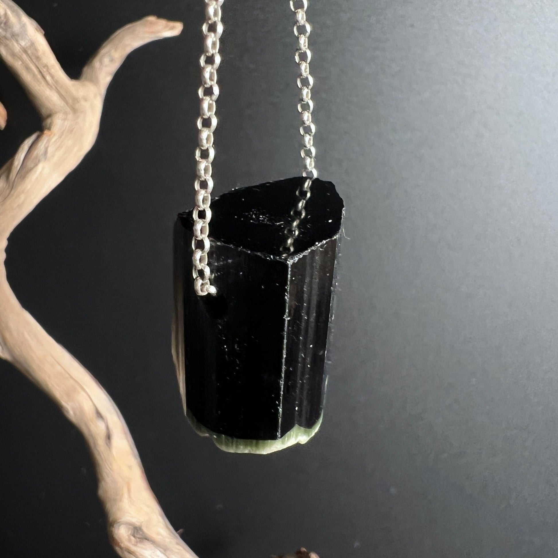 Turmalin Anhänger seitlich | schwarze Kristallstruktur | natürliche Form | Pakistan Rohstein | Happy Minerals