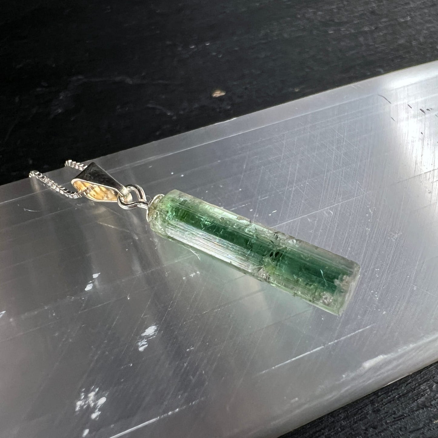 Grüner | Turmalin | Rohstein | Anhänger | Streifen | Kristallstruktur | Nahaufnahme | Happy Minerals