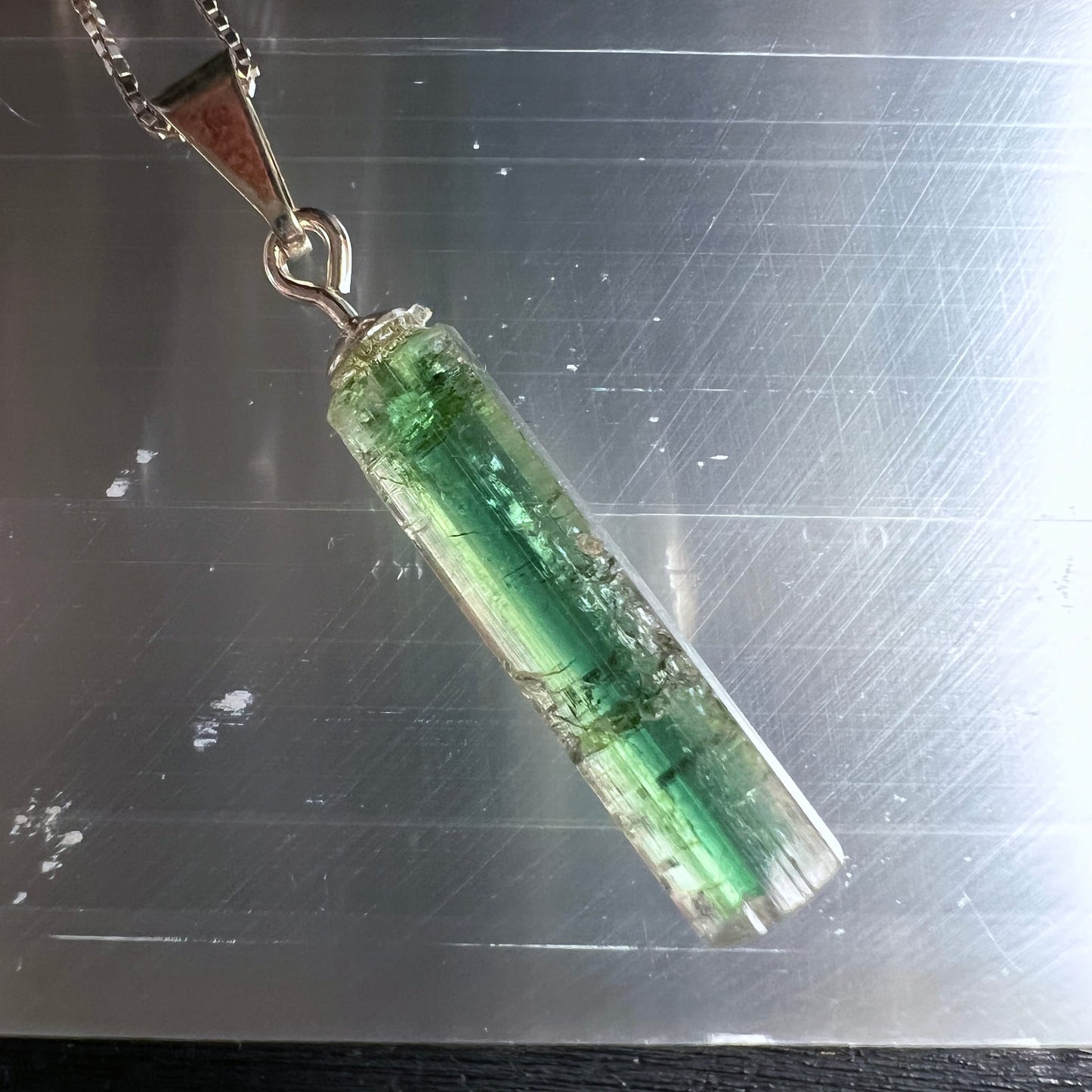 Turmalin | Anhänger | Unikat | grün | transparent | Silberfassung | Metalluntergrund | Happy Minerals