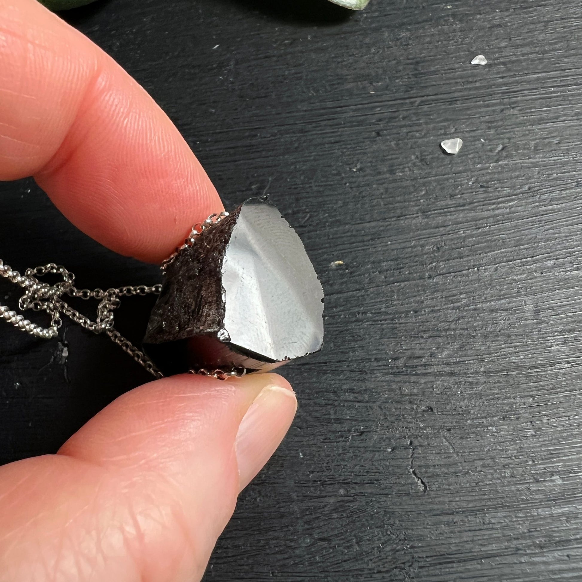 Turmalin Hand Detail | schwarzer grüner Kristall | natürliche Textur | Pakistan Edelstein | Happy Minerals