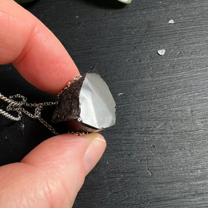 Turmalin Hand Detail | schwarzer grüner Kristall | natürliche Textur | Pakistan Edelstein | Happy Minerals