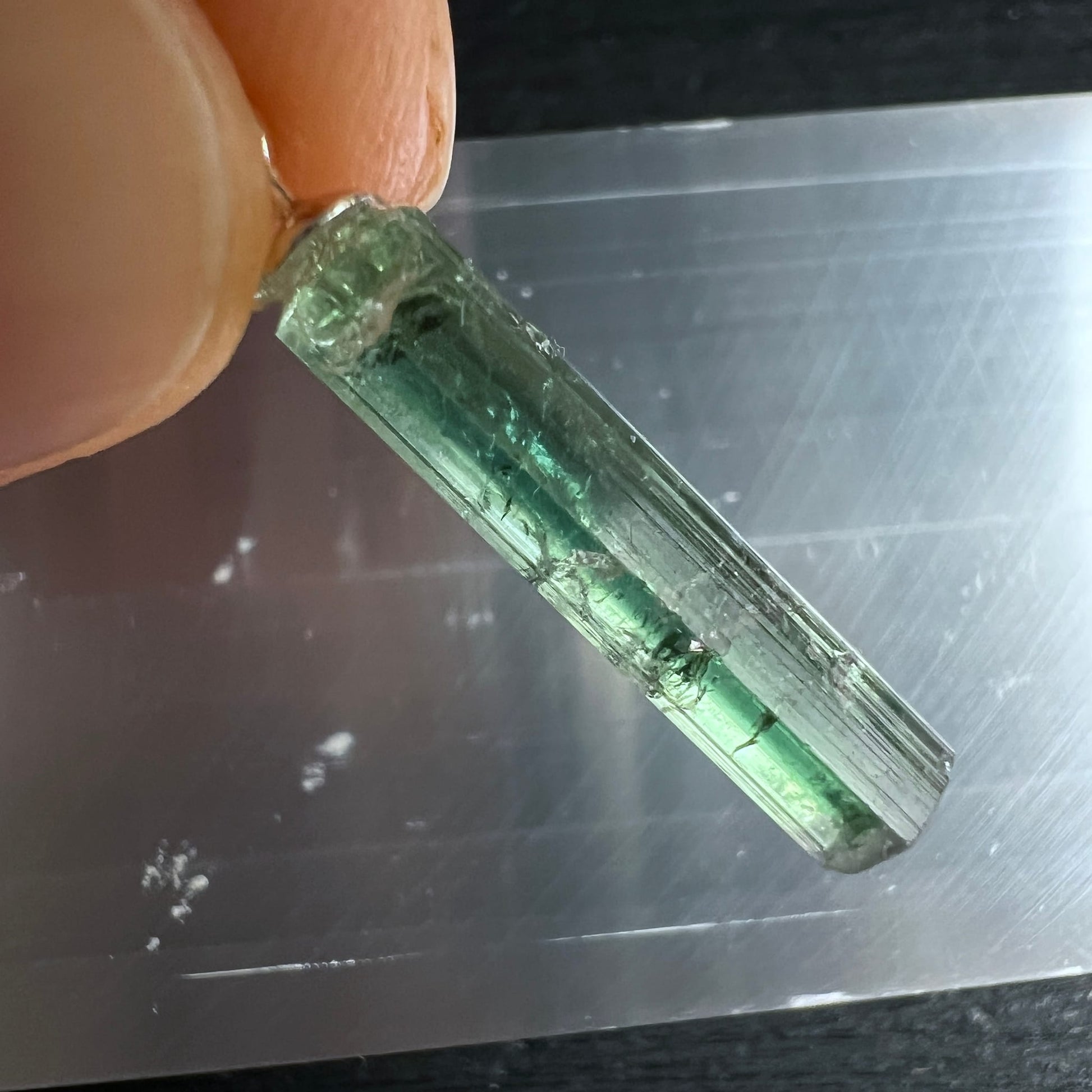 Turmalin | Kristall | grün | bläulich | Einschlüsse | Textur | Nahaufnahme | Happy Minerals