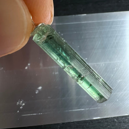 Turmalin | Kristall | grün | bläulich | Einschlüsse | Textur | Nahaufnahme | Happy Minerals