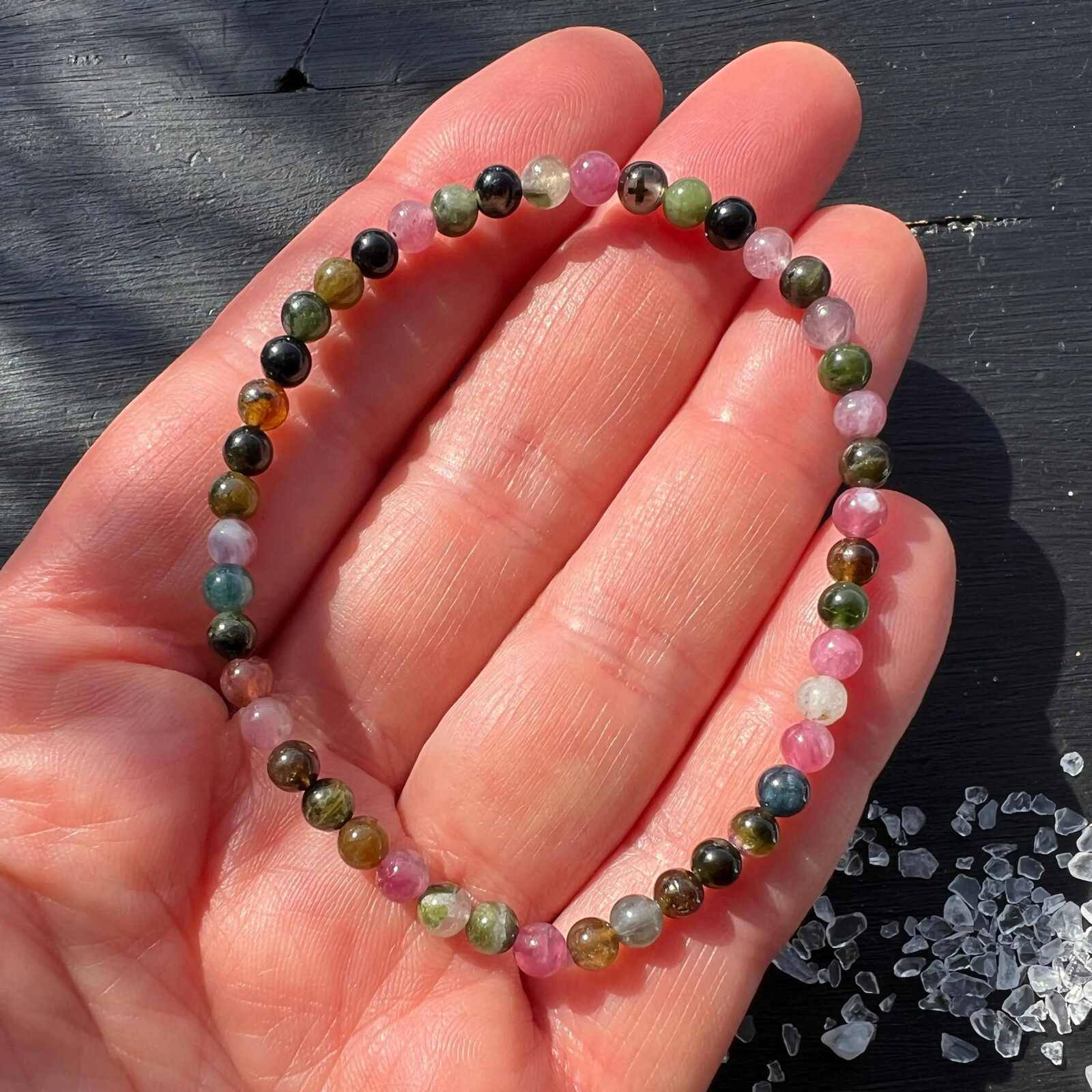 Multicolor Turmalin Armband in Hand zeigt Größe 19cm | Zierliche 4mm Perlen | Happy Minerals