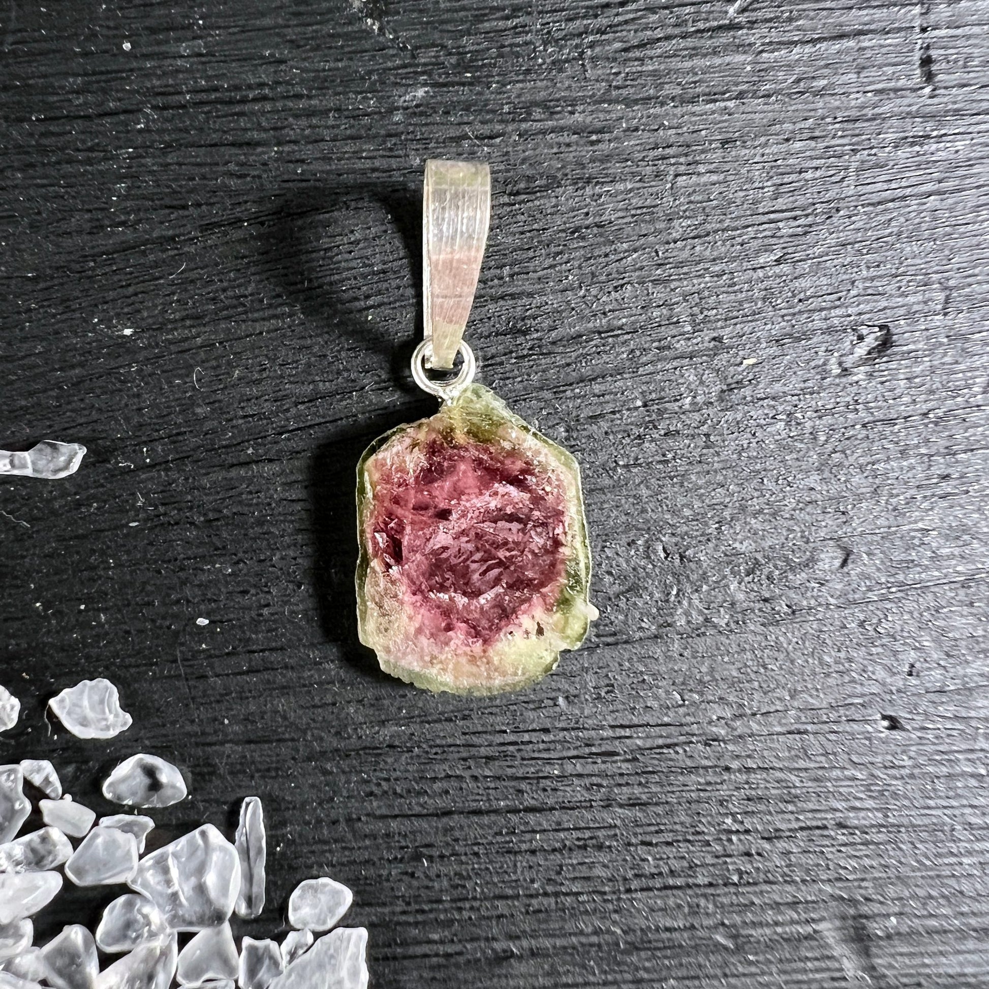 Turmalin Querschnitt | natürliche Farbzonen | Silberöse | Holz Hintergrund | Kristalle | Happy Minerals