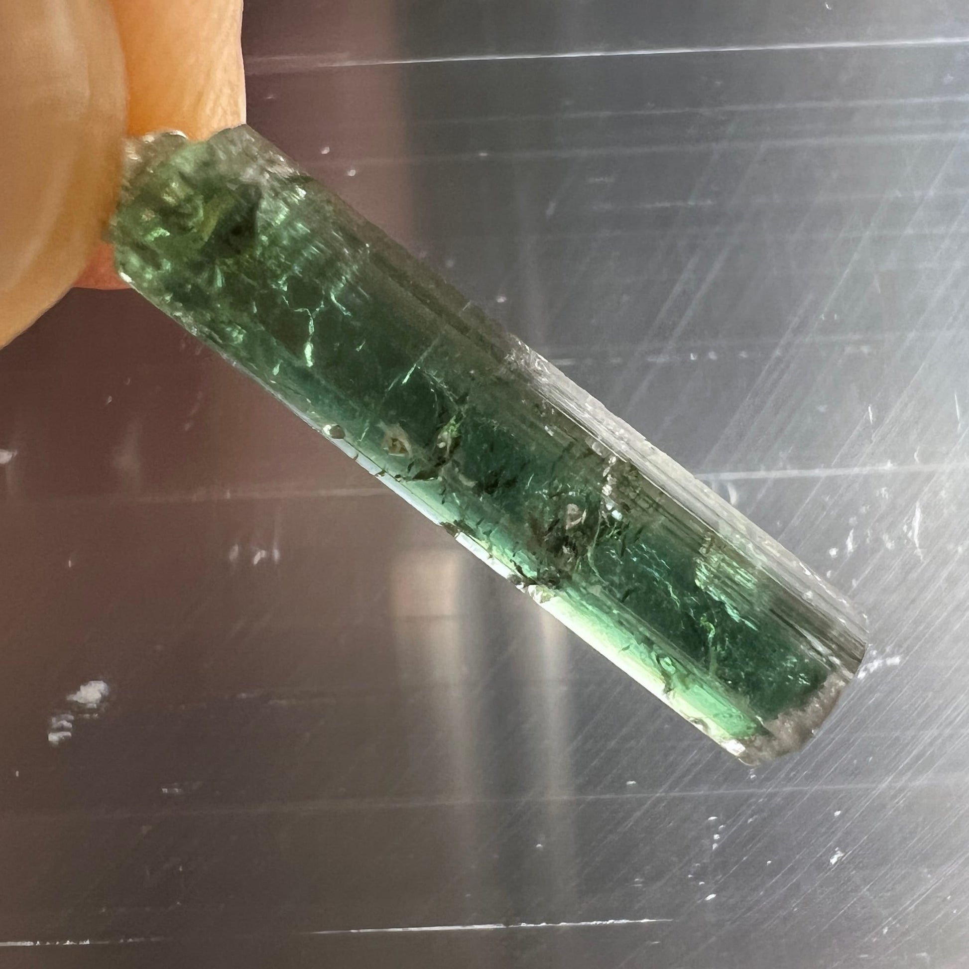 Turmalin | Rohkristall | tiefgrün | Risse | Mineralstruktur | Nahaufnahme | Happy Minerals