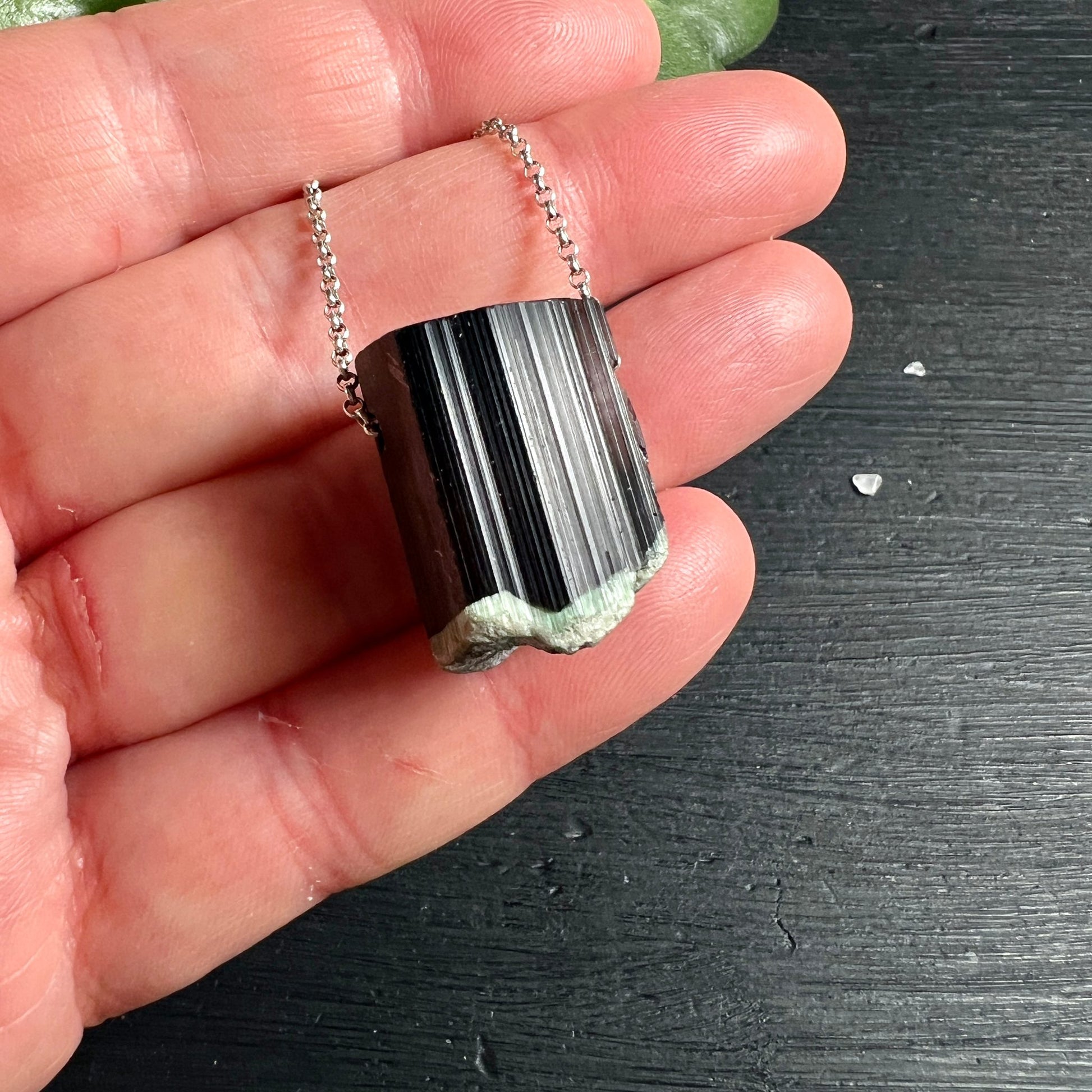 Turmalin Rohstein Handfläche | schwarze grüne Streifen | Pakistan Kristall | natürlicher Glanz | Happy Minerals