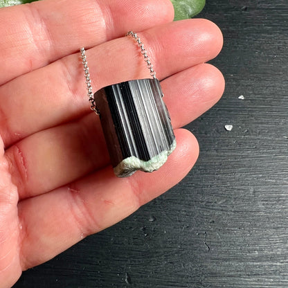 Turmalin Rohstein Handfläche | schwarze grüne Streifen | Pakistan Kristall | natürlicher Glanz | Happy Minerals