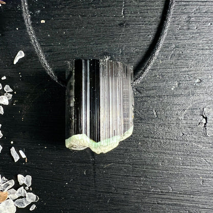 Turmalin Rohstein Pakistan | schwarz grün gestreift | natürliche Kristallstruktur | Happy Minerals Edelstein