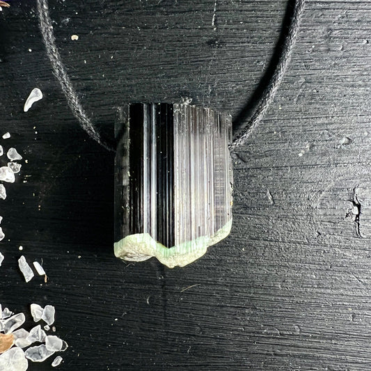 Turmalin Rohstein Pakistan | schwarz grün gestreift | natürliche Kristallstruktur | Happy Minerals Edelstein