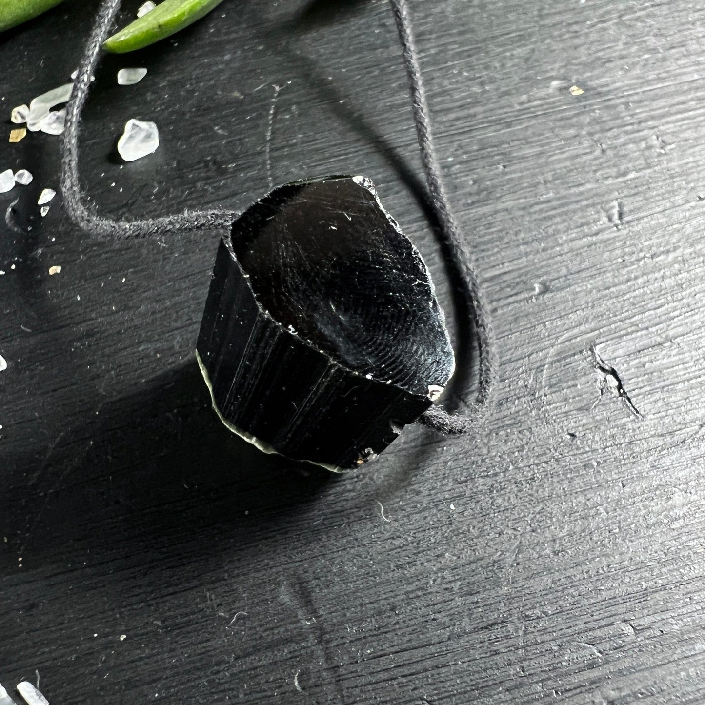 Turmalin schwarz poliert | glänzende Oberfläche | Rohstein oval | Pakistan Edelstein | Happy Minerals Shop