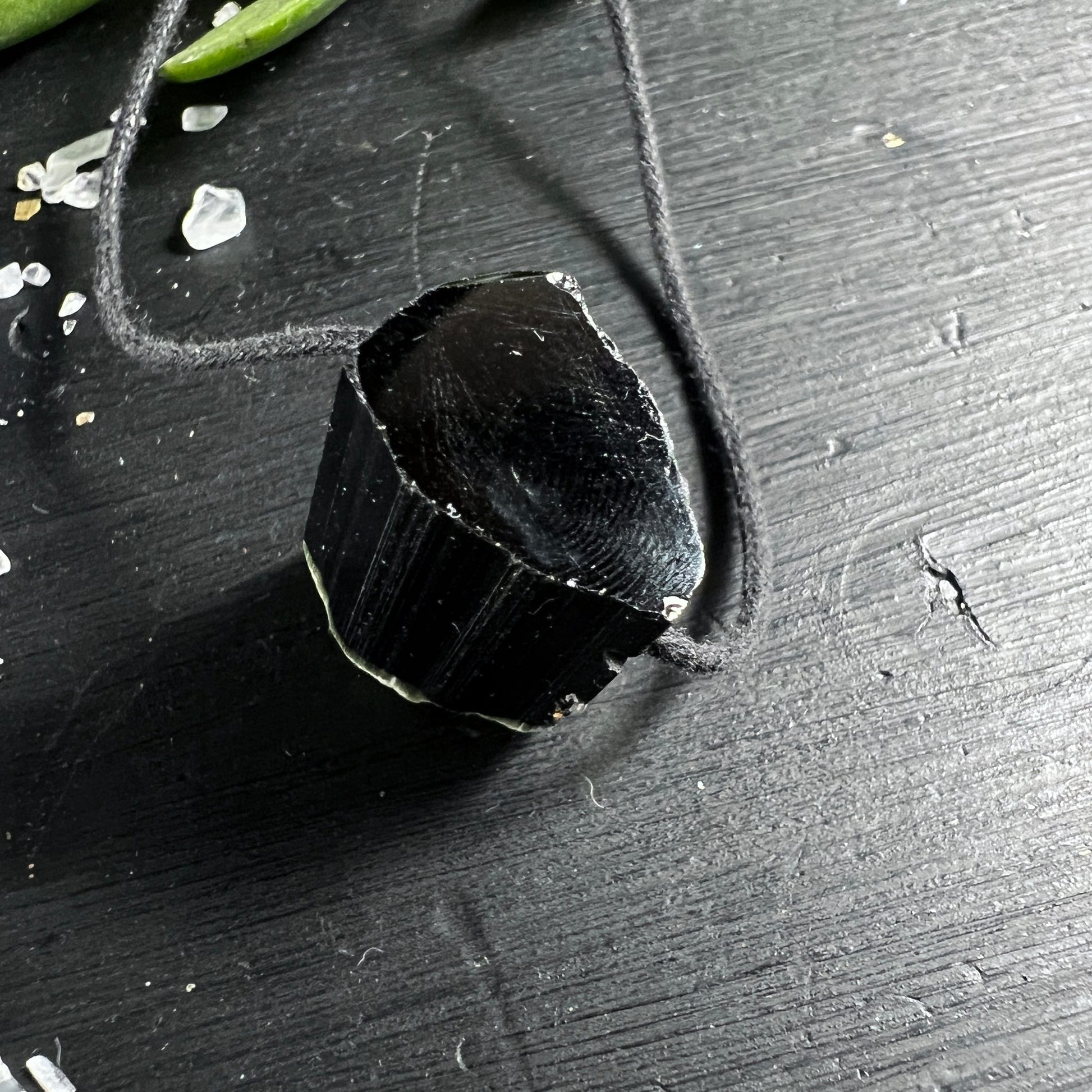 Turmalin schwarz poliert | glänzende Oberfläche | Rohstein oval | Pakistan Edelstein | Happy Minerals Shop