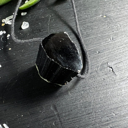 Turmalin schwarz poliert | glänzende Oberfläche | Rohstein oval | Pakistan Edelstein | Happy Minerals Shop