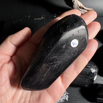 Variante A Turmalin Polygon-Steine mit Struktur | Happy Minerals