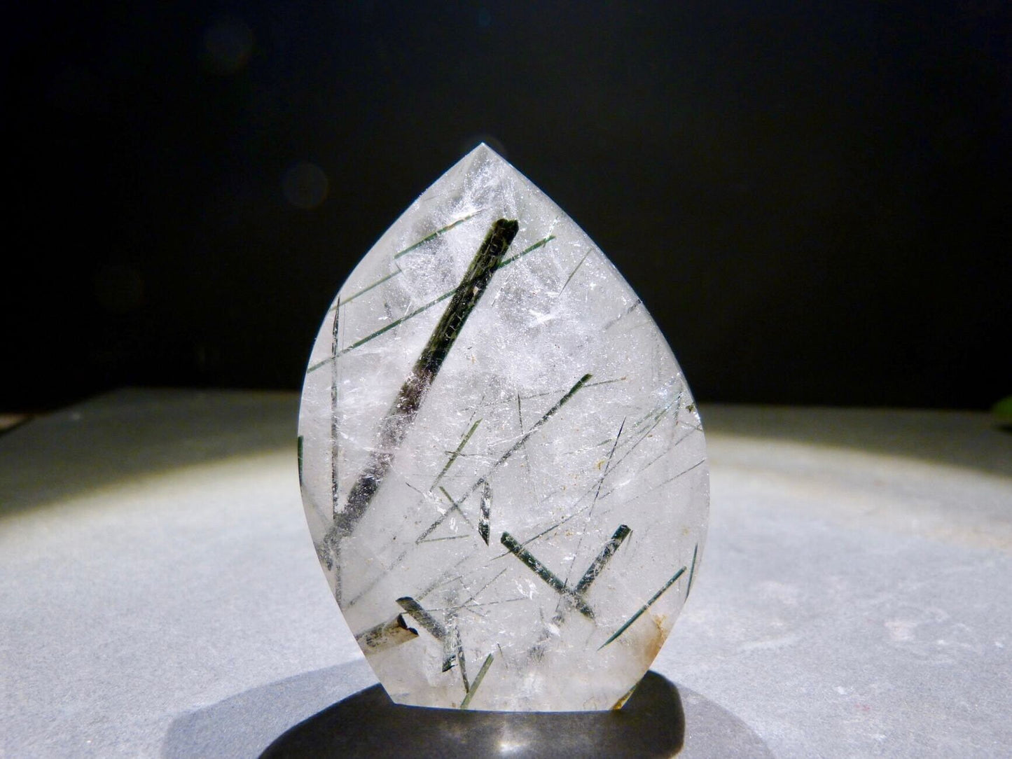 turmalinquarz-freeform-gruen-nadeln-happy-minerals