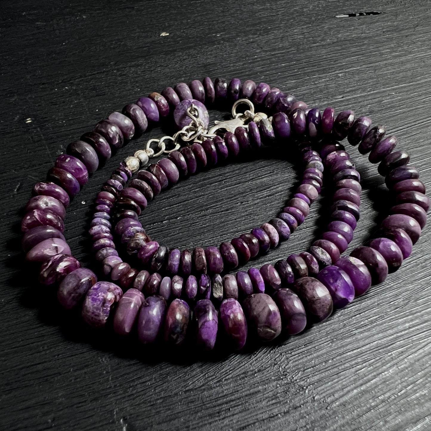 Seltene Sugilith Edelsteinkette mit intensiven violetten Farbnuancen | Happy Minerals