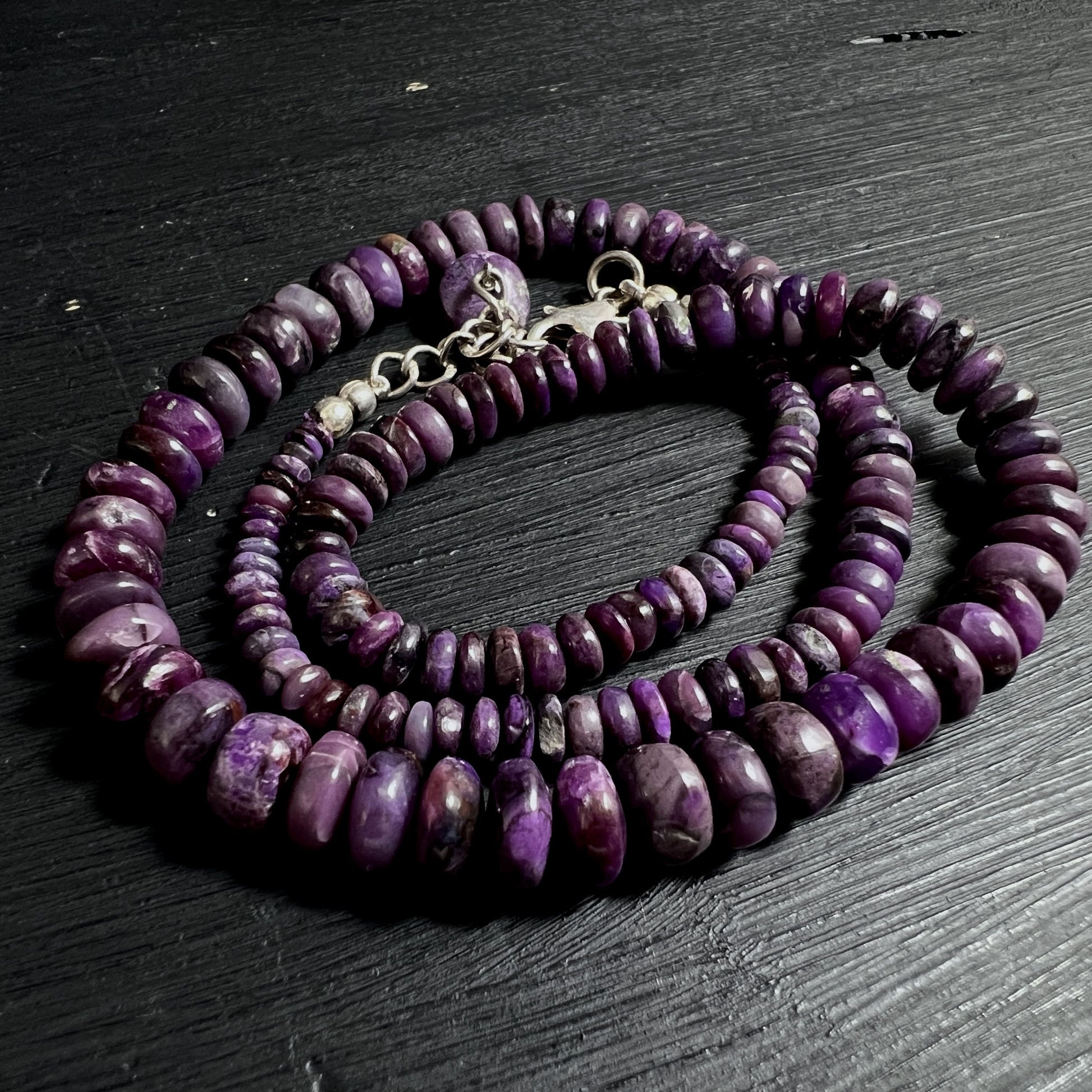 Seltene Sugilith Edelsteinkette mit intensiven violetten Farbnuancen | Happy Minerals