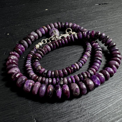 Seltene Sugilith Edelsteinkette mit intensiven violetten Farbnuancen | Happy Minerals