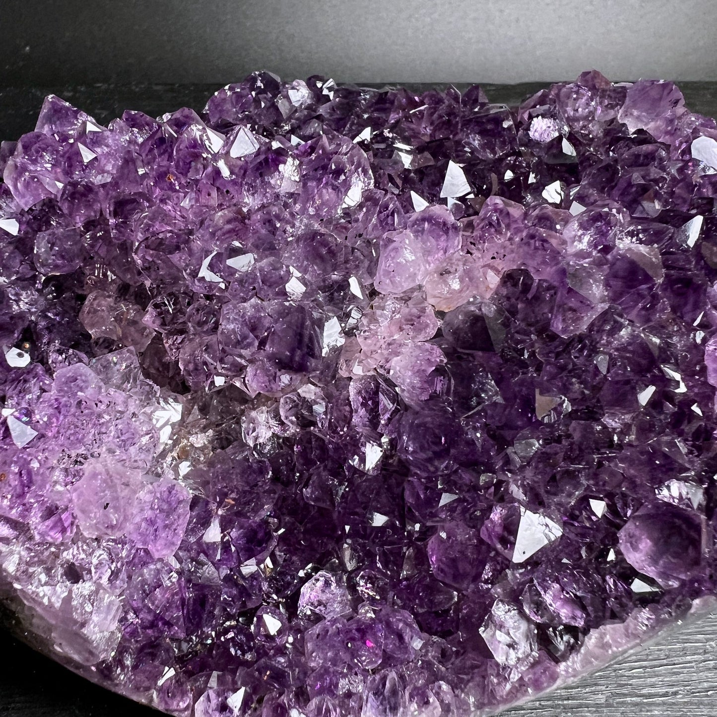Uruguay Amethyst | Detailaufnahme | violette Kristallspitzen | funkelnde Oberflächen | poliert | Happy Minerals