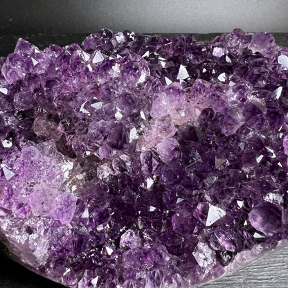 Uruguay Amethyst | Detailaufnahme | violette Kristallspitzen | funkelnde Oberflächen | poliert | Happy Minerals