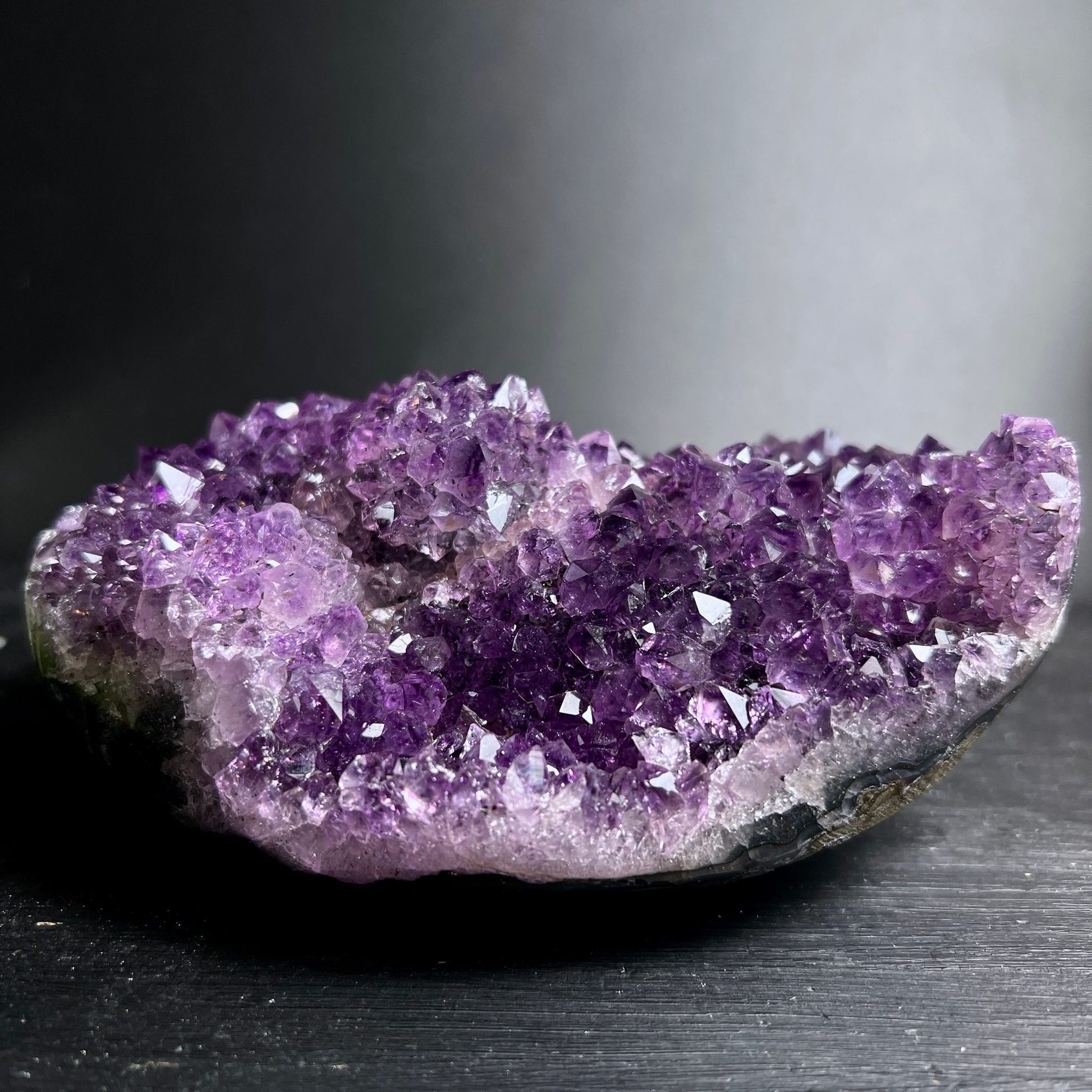 Uruguay Amethyst Druse | liegend | violette Kristallformation | natürlicher Glanz | poliert | Happy Minerals