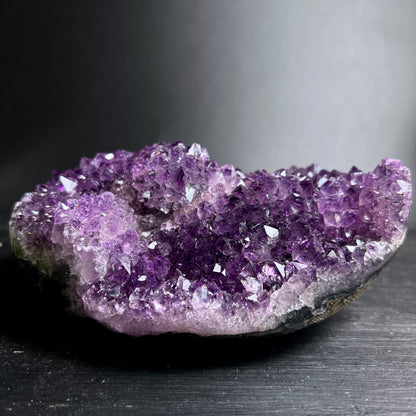 Uruguay Amethyst Druse | liegend | violette Kristallformation | natürlicher Glanz | poliert | Happy Minerals
